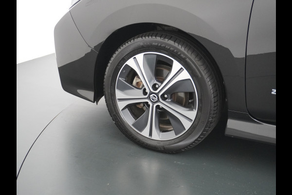 Nissan Leaf N-Connecta 40kWh Apple Carplay Android Auto Trekhaak Cruise control adaptief 360°Camera Navi Ecc Stoel+Stuurverwarming Keyless D Dodehoek detector Rijstrooksensor met correctie Uitparkeer waarschuwing Verkeersbord detectie Bluetooth Privacy Glas Lmv 17" 1e Eigenaar