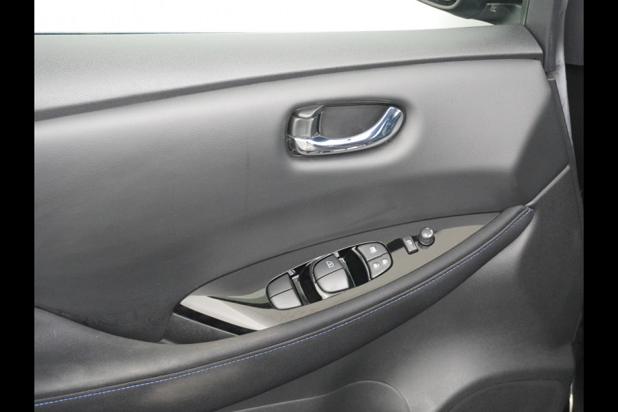 Nissan Leaf N-Connecta 40kWh Apple Carplay Android Auto Trekhaak Cruise control adaptief 360°Camera Navi Ecc Stoel+Stuurverwarming Keyless D Dodehoek detector Rijstrooksensor met correctie Uitparkeer waarschuwing Verkeersbord detectie Bluetooth Privacy Glas Lmv 17" 1e Eigenaar