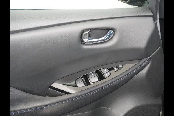 Nissan Leaf N-Connecta 40kWh Apple Carplay Android Auto Trekhaak Cruise control adaptief 360°Camera Navi Ecc Stoel+Stuurverwarming Keyless D Dodehoek detector Rijstrooksensor met correctie Uitparkeer waarschuwing Verkeersbord detectie Bluetooth Privacy Glas Lmv 17" 1e Eigenaar
