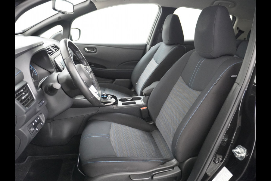 Nissan Leaf N-Connecta 40kWh Apple Carplay Android Auto Trekhaak Cruise control adaptief 360°Camera Navi Ecc Stoel+Stuurverwarming Keyless D Dodehoek detector Rijstrooksensor met correctie Uitparkeer waarschuwing Verkeersbord detectie Bluetooth Privacy Glas Lmv 17" 1e Eigenaar