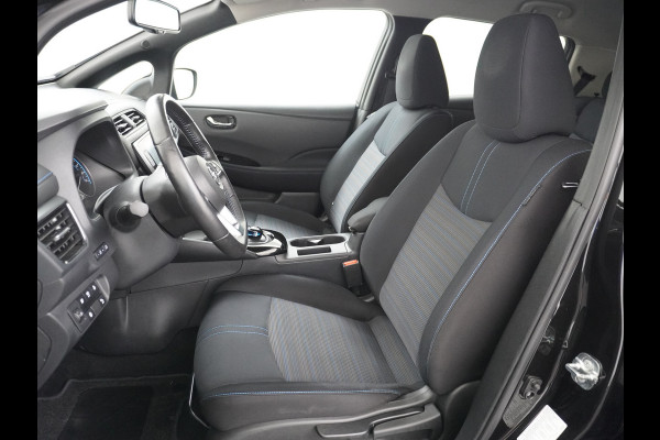 Nissan Leaf N-Connecta 40kWh Apple Carplay Android Auto Trekhaak Cruise control adaptief 360°Camera Navi Ecc Stoel+Stuurverwarming Keyless D Dodehoek detector Rijstrooksensor met correctie Uitparkeer waarschuwing Verkeersbord detectie Bluetooth Privacy Glas Lmv 17" 1e Eigenaar