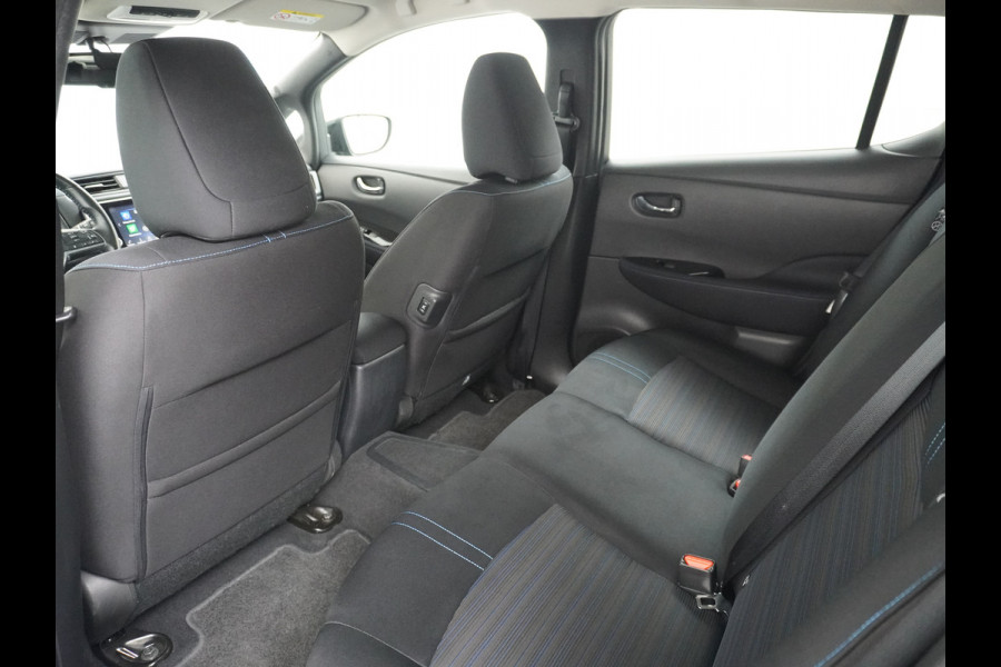Nissan Leaf N-Connecta 40kWh Apple Carplay Android Auto Trekhaak Cruise control adaptief 360°Camera Navi Ecc Stoel+Stuurverwarming Keyless D Dodehoek detector Rijstrooksensor met correctie Uitparkeer waarschuwing Verkeersbord detectie Bluetooth Privacy Glas Lmv 17" 1e Eigenaar