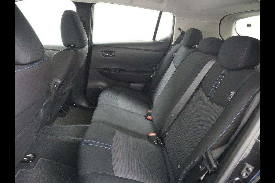 Nissan Leaf N-Connecta 40kWh Apple Carplay Android Auto Trekhaak Cruise control adaptief 360°Camera Navi Ecc Stoel+Stuurverwarming Keyless D Dodehoek detector Rijstrooksensor met correctie Uitparkeer waarschuwing Verkeersbord detectie Bluetooth Privacy Glas Lmv 17" 1e Eigenaar