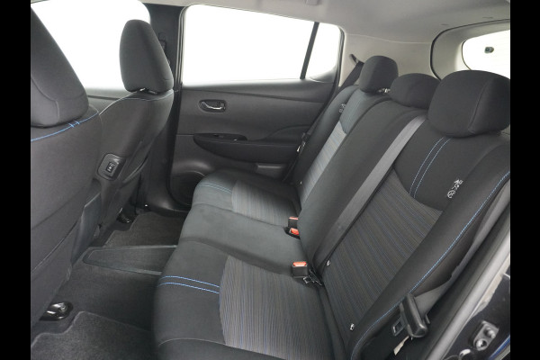 Nissan Leaf N-Connecta 40kWh Apple Carplay Android Auto Trekhaak Cruise control adaptief 360°Camera Navi Ecc Stoel+Stuurverwarming Keyless D Dodehoek detector Rijstrooksensor met correctie Uitparkeer waarschuwing Verkeersbord detectie Bluetooth Privacy Glas Lmv 17" 1e Eigenaar