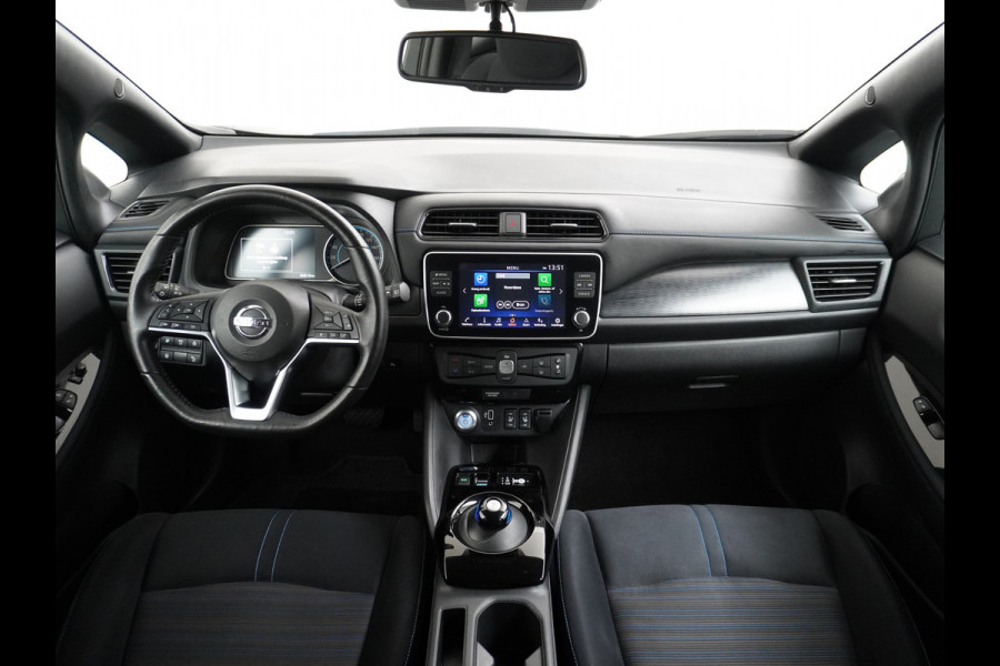 Nissan Leaf N-Connecta 40kWh Apple Carplay Android Auto Trekhaak Cruise control adaptief 360°Camera Navi Ecc Stoel+Stuurverwarming Keyless D Dodehoek detector Rijstrooksensor met correctie Uitparkeer waarschuwing Verkeersbord detectie Bluetooth Privacy Glas Lmv 17" 1e Eigenaar