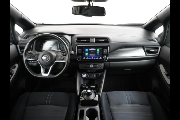 Nissan Leaf N-Connecta 40kWh Apple Carplay Android Auto Trekhaak Cruise control adaptief 360°Camera Navi Ecc Stoel+Stuurverwarming Keyless D Dodehoek detector Rijstrooksensor met correctie Uitparkeer waarschuwing Verkeersbord detectie Bluetooth Privacy Glas Lmv 17" 1e Eigenaar