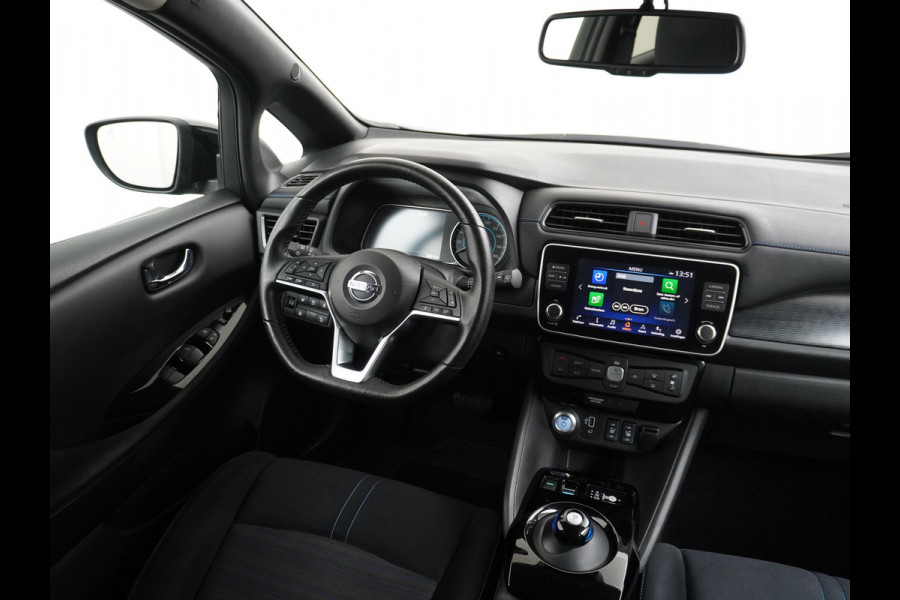 Nissan Leaf N-Connecta 40kWh Apple Carplay Android Auto Trekhaak Cruise control adaptief 360°Camera Navi Ecc Stoel+Stuurverwarming Keyless D Dodehoek detector Rijstrooksensor met correctie Uitparkeer waarschuwing Verkeersbord detectie Bluetooth Privacy Glas Lmv 17" 1e Eigenaar