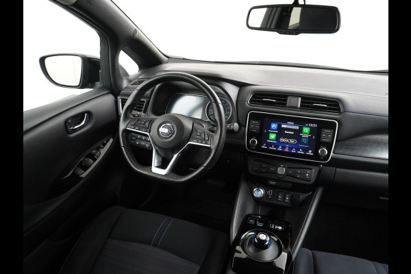 Nissan Leaf N-Connecta 40kWh Apple Carplay Android Auto Trekhaak Cruise control adaptief 360°Camera Navi Ecc Stoel+Stuurverwarming Keyless D Dodehoek detector Rijstrooksensor met correctie Uitparkeer waarschuwing Verkeersbord detectie Bluetooth Privacy Glas Lmv 17" 1e Eigenaar