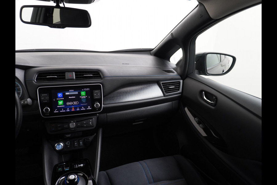 Nissan Leaf N-Connecta 40kWh Apple Carplay Android Auto Trekhaak Cruise control adaptief 360°Camera Navi Ecc Stoel+Stuurverwarming Keyless D Dodehoek detector Rijstrooksensor met correctie Uitparkeer waarschuwing Verkeersbord detectie Bluetooth Privacy Glas Lmv 17" 1e Eigenaar