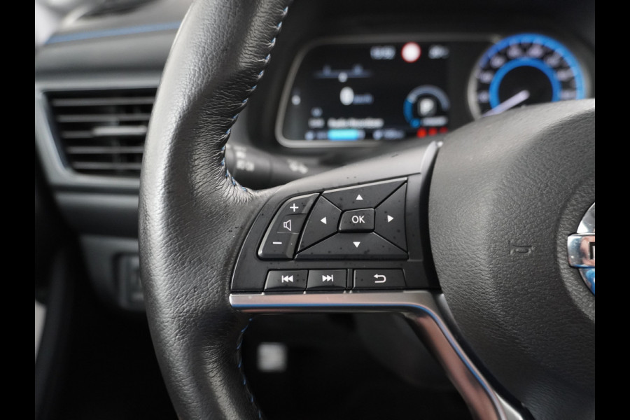 Nissan Leaf N-Connecta 40kWh Apple Carplay Android Auto Trekhaak Cruise control adaptief 360°Camera Navi Ecc Stoel+Stuurverwarming Keyless D Dodehoek detector Rijstrooksensor met correctie Uitparkeer waarschuwing Verkeersbord detectie Bluetooth Privacy Glas Lmv 17" 1e Eigenaar