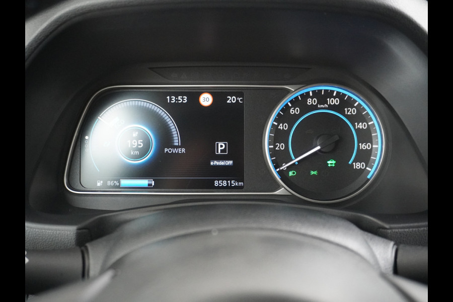 Nissan Leaf N-Connecta 40kWh Apple Carplay Android Auto Trekhaak Cruise control adaptief 360°Camera Navi Ecc Stoel+Stuurverwarming Keyless D Dodehoek detector Rijstrooksensor met correctie Uitparkeer waarschuwing Verkeersbord detectie Bluetooth Privacy Glas Lmv 17" 1e Eigenaar