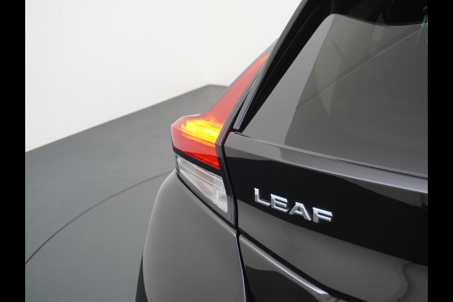 Nissan Leaf N-Connecta 40kWh Apple Carplay Android Auto Trekhaak Cruise control adaptief 360°Camera Navi Ecc Stoel+Stuurverwarming Keyless D Dodehoek detector Rijstrooksensor met correctie Uitparkeer waarschuwing Verkeersbord detectie Bluetooth Privacy Glas Lmv 17" 1e Eigenaar