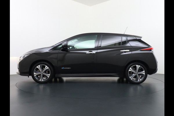 Nissan Leaf N-Connecta 40kWh Apple Carplay Android Auto Trekhaak Cruise control adaptief 360°Camera Navi Ecc Stoel+Stuurverwarming Keyless D Dodehoek detector Rijstrooksensor met correctie Uitparkeer waarschuwing Verkeersbord detectie Bluetooth Privacy Glas Lmv 17" 1e Eigenaar