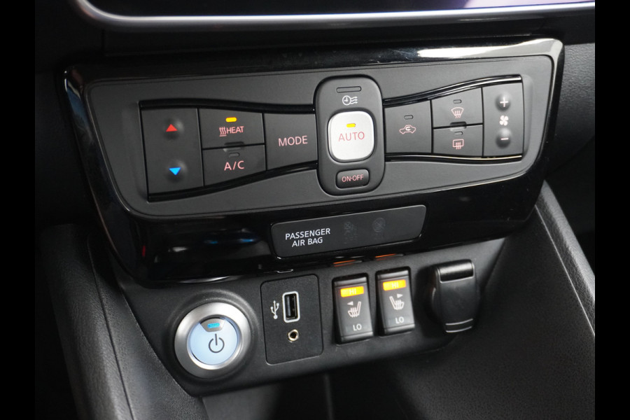 Nissan Leaf N-Connecta 40kWh Apple Carplay Android Auto Trekhaak Cruise control adaptief 360°Camera Navi Ecc Stoel+Stuurverwarming Keyless D Dodehoek detector Rijstrooksensor met correctie Uitparkeer waarschuwing Verkeersbord detectie Bluetooth Privacy Glas Lmv 17" 1e Eigenaar