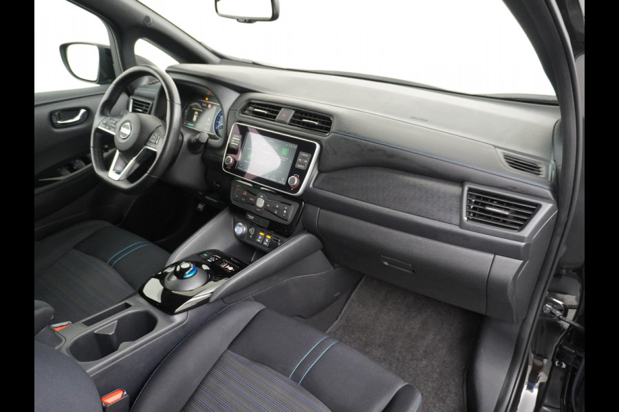 Nissan Leaf N-Connecta 40kWh Apple Carplay Android Auto Trekhaak Cruise control adaptief 360°Camera Navi Ecc Stoel+Stuurverwarming Keyless D Dodehoek detector Rijstrooksensor met correctie Uitparkeer waarschuwing Verkeersbord detectie Bluetooth Privacy Glas Lmv 17" 1e Eigenaar