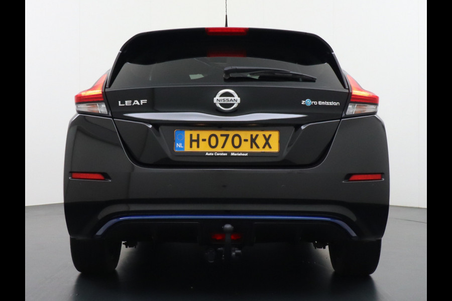 Nissan Leaf N-Connecta 40kWh Apple Carplay Android Auto Trekhaak Cruise control adaptief 360°Camera Navi Ecc Stoel+Stuurverwarming Keyless D Dodehoek detector Rijstrooksensor met correctie Uitparkeer waarschuwing Verkeersbord detectie Bluetooth Privacy Glas Lmv 17" 1e Eigenaar