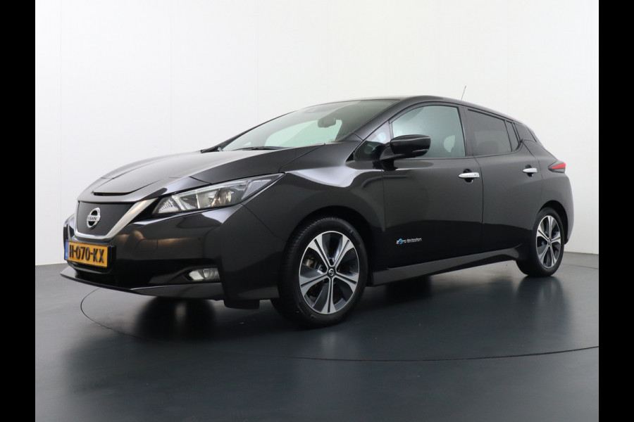 Nissan Leaf N-Connecta 40kWh Apple Carplay Android Auto Trekhaak Cruise control adaptief 360°Camera Navi Ecc Stoel+Stuurverwarming Keyless D Dodehoek detector Rijstrooksensor met correctie Uitparkeer waarschuwing Verkeersbord detectie Bluetooth Privacy Glas Lmv 17" 1e Eigenaar
