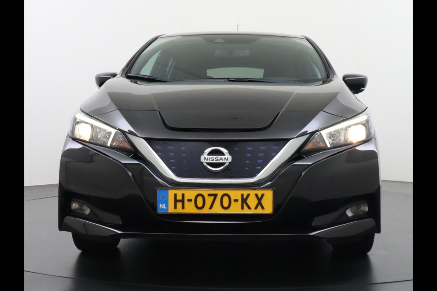 Nissan Leaf N-Connecta 40kWh Apple Carplay Android Auto Trekhaak Cruise control adaptief 360°Camera Navi Ecc Stoel+Stuurverwarming Keyless D Dodehoek detector Rijstrooksensor met correctie Uitparkeer waarschuwing Verkeersbord detectie Bluetooth Privacy Glas Lmv 17" 1e Eigenaar