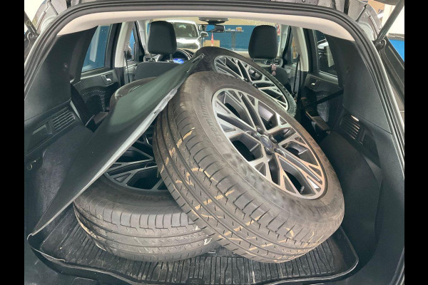 Ford Kuga 2.5 PHEV Titanium | Winter Pack | Privacy glass | 2 bandensets