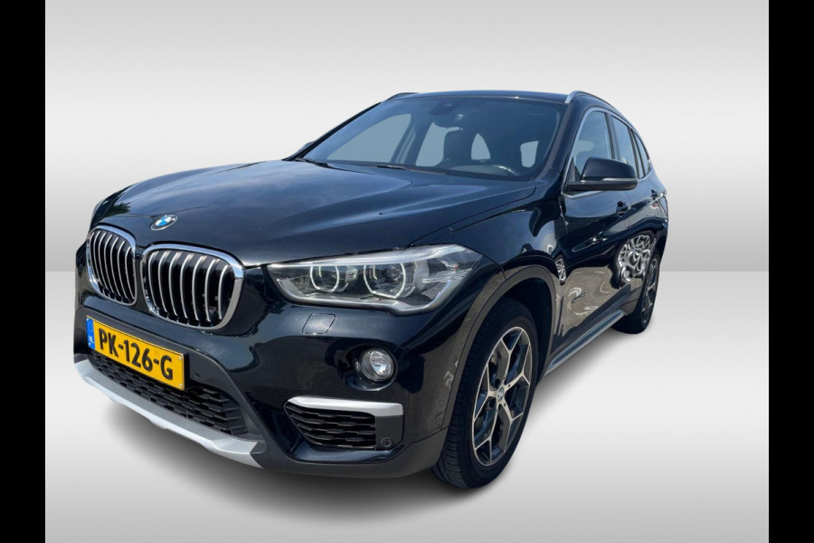 BMW X1 sDrive20i High Executive / Trekhaak / Head-up / Leder / Navigatie / 18'' / Parkeerhulp V+A / Keyless / Sportstoelen / Stoelverwarming / Cruise Control