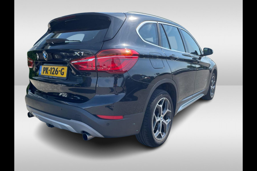 BMW X1 sDrive20i High Executive / Trekhaak / Head-up / Leder / Navigatie / 18'' / Parkeerhulp V+A / Keyless / Sportstoelen / Stoelverwarming / Cruise Control