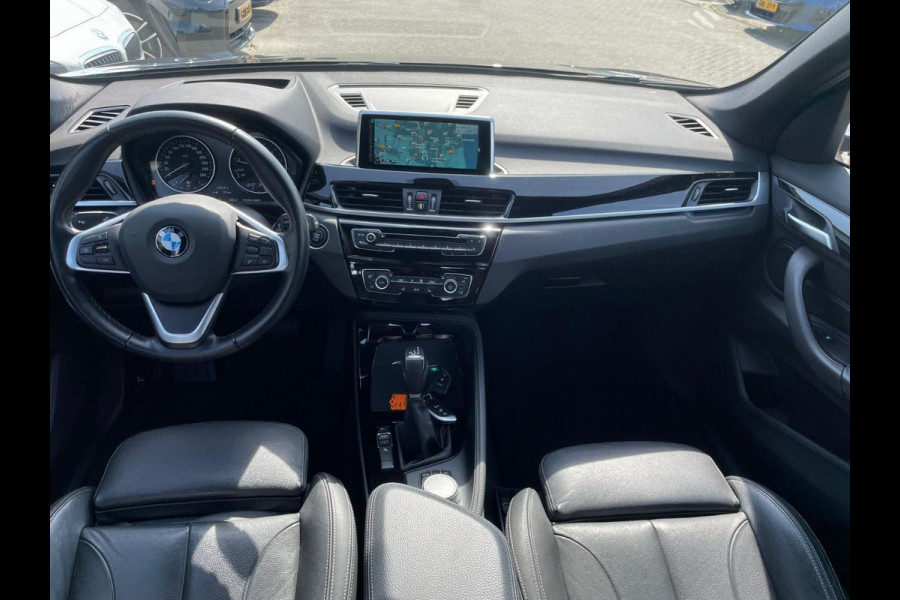 BMW X1 sDrive20i High Executive / Trekhaak / Head-up / Leder / Navigatie / 18'' / Parkeerhulp V+A / Keyless / Sportstoelen / Stoelverwarming / Cruise Control