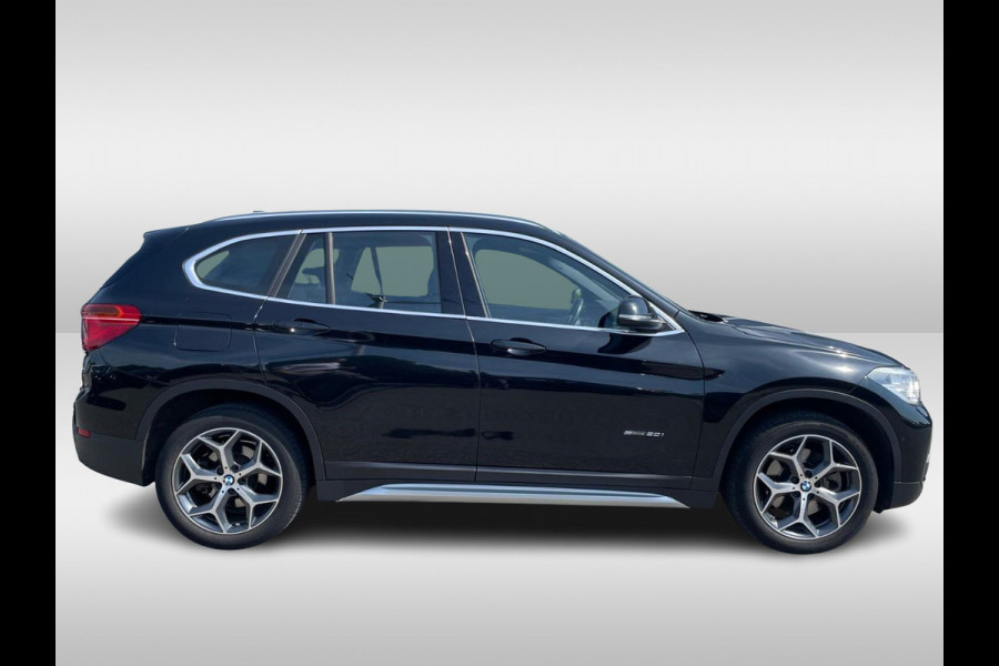 BMW X1 sDrive20i High Executive / Trekhaak / Head-up / Leder / Navigatie / 18'' / Parkeerhulp V+A / Keyless / Sportstoelen / Stoelverwarming / Cruise Control