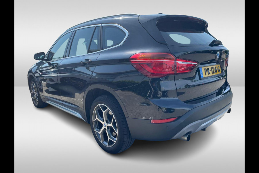 BMW X1 sDrive20i High Executive / Trekhaak / Head-up / Leder / Navigatie / 18'' / Parkeerhulp V+A / Keyless / Sportstoelen / Stoelverwarming / Cruise Control