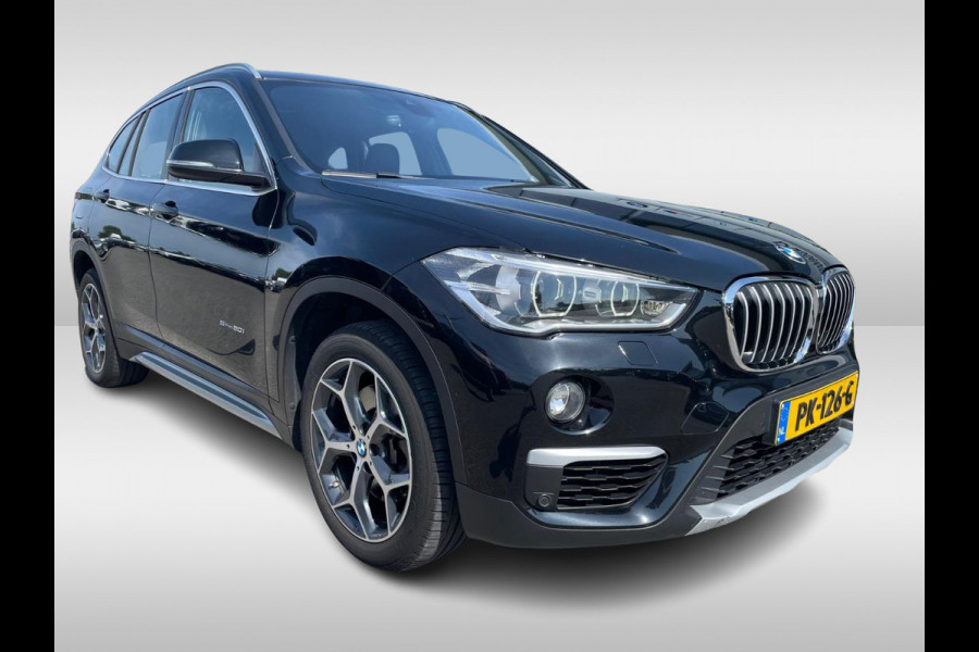 BMW X1 sDrive20i High Executive / Trekhaak / Head-up / Leder / Navigatie / 18'' / Parkeerhulp V+A / Keyless / Sportstoelen / Stoelverwarming / Cruise Control