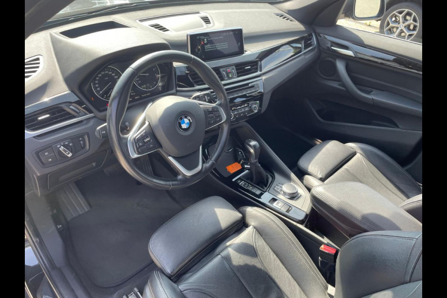 BMW X1 sDrive20i High Executive / Trekhaak / Head-up / Leder / Navigatie / 18'' / Parkeerhulp V+A / Keyless / Sportstoelen / Stoelverwarming / Cruise Control