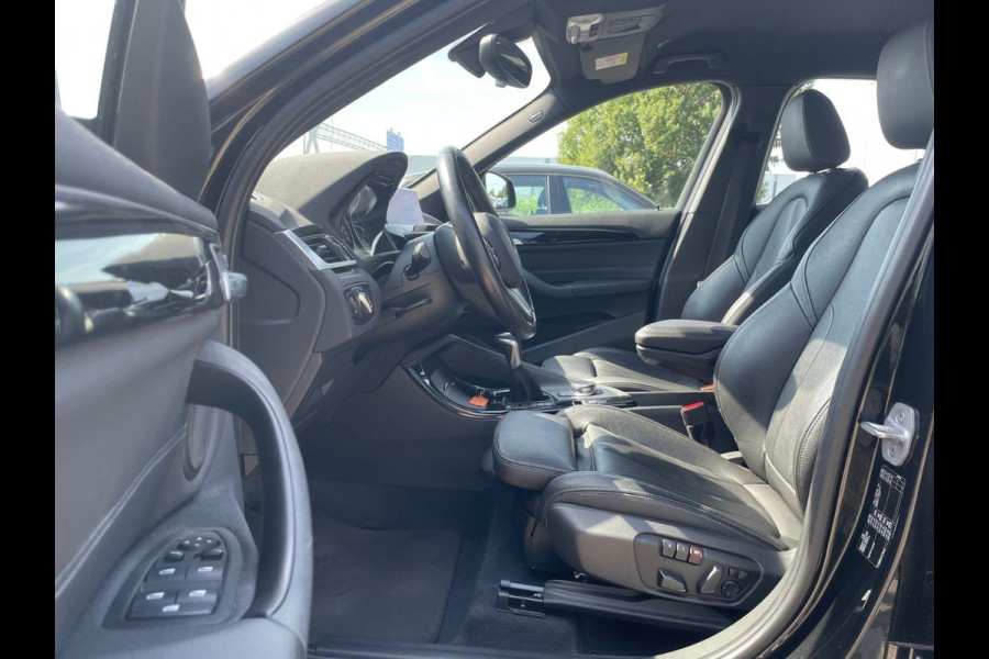 BMW X1 sDrive20i High Executive / Trekhaak / Head-up / Leder / Navigatie / 18'' / Parkeerhulp V+A / Keyless / Sportstoelen / Stoelverwarming / Cruise Control