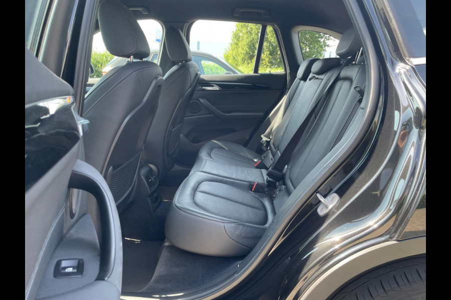BMW X1 sDrive20i High Executive / Trekhaak / Head-up / Leder / Navigatie / 18'' / Parkeerhulp V+A / Keyless / Sportstoelen / Stoelverwarming / Cruise Control