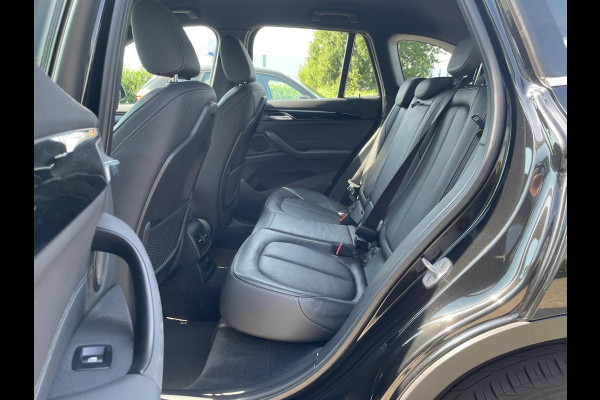 BMW X1 sDrive20i High Executive / Trekhaak / Head-up / Leder / Navigatie / 18'' / Parkeerhulp V+A / Keyless / Sportstoelen / Stoelverwarming / Cruise Control
