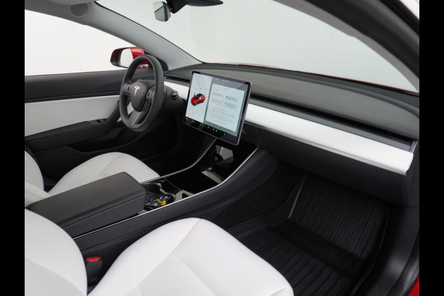 Tesla Model 3 RWD+ 60kWh 325PK **LFP ACCU** Ivoor Interieur 19"Lmv FSD-3 Comp. AutoPilot Leder PanoDak Adaptive-Cruise Lmv Camera's Elektr.-St Navi LED Comfortstoelen ACC DAB Keyless en Voorverwarmen interieur via App One-Pedal-Drive In zeer nette staat! Origineel Nederlandse auto tot 11kw laden thuis! Garantie Accu tot 30-6-2029 max 160.000km