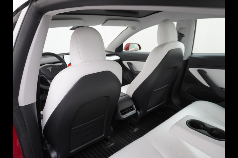 Tesla Model 3 RWD+ 60kWh 325PK **LFP ACCU** Ivoor Interieur 19"Lmv FSD-3 Comp. AutoPilot Leder PanoDak Adaptive-Cruise Lmv Camera's Elektr.-St Navi LED Comfortstoelen ACC DAB Keyless en Voorverwarmen interieur via App One-Pedal-Drive In zeer nette staat! Origineel Nederlandse auto tot 11kw laden thuis! Garantie Accu tot 30-6-2029 max 160.000km