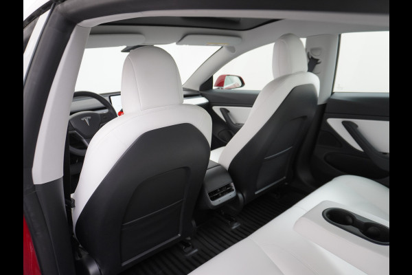 Tesla Model 3 RWD+ 60kWh 325PK **LFP ACCU** Ivoor Interieur 19"Lmv FSD-3 Comp. AutoPilot Leder PanoDak Adaptive-Cruise Lmv Camera's Elektr.-St Navi LED Comfortstoelen ACC DAB Keyless en Voorverwarmen interieur via App One-Pedal-Drive In zeer nette staat! Origineel Nederlandse auto tot 11kw laden thuis! Garantie Accu tot 30-6-2029 max 160.000km