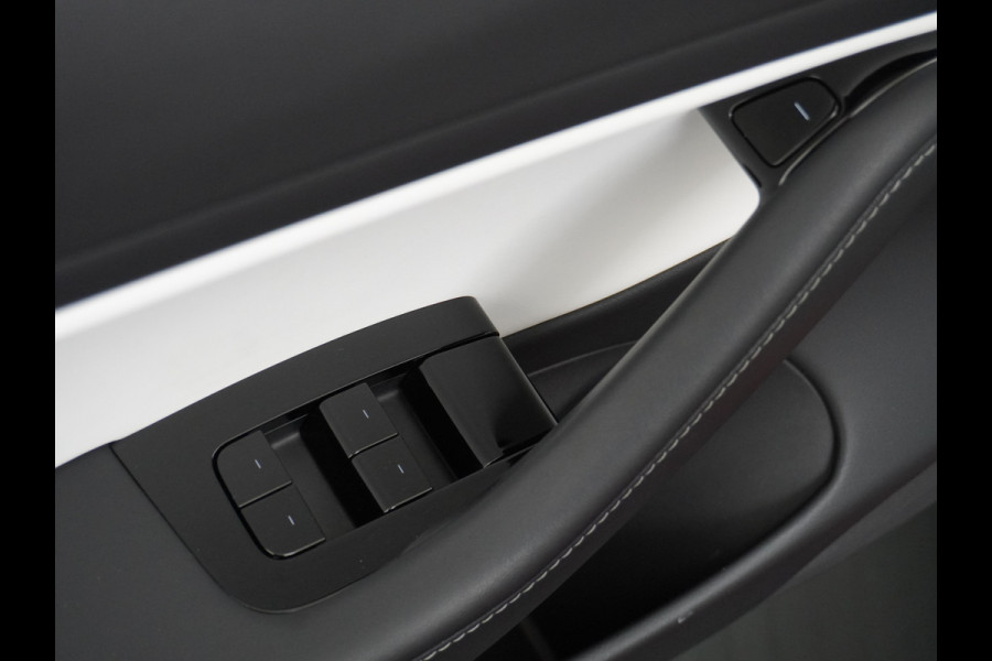 Tesla Model 3 RWD+ 60kWh 325PK **LFP ACCU** Ivoor Interieur 19"Lmv FSD-3 Comp. AutoPilot Leder PanoDak Adaptive-Cruise Lmv Camera's Elektr.-St Navi LED Comfortstoelen ACC DAB Keyless en Voorverwarmen interieur via App One-Pedal-Drive In zeer nette staat! Origineel Nederlandse auto tot 11kw laden thuis! Garantie Accu tot 30-6-2029 max 160.000km