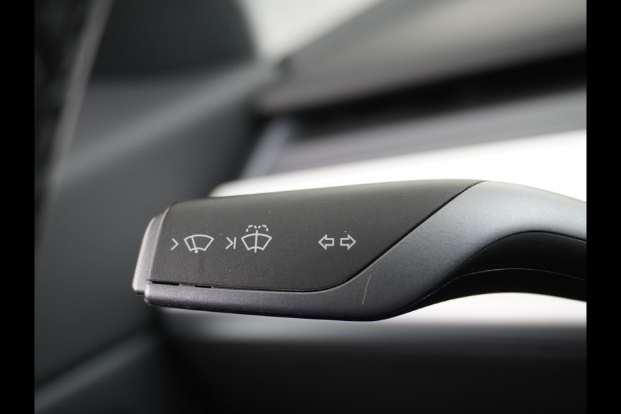 Tesla Model 3 RWD+ 60kWh 325PK **LFP ACCU** Ivoor Interieur 19"Lmv FSD-3 Comp. AutoPilot Leder PanoDak Adaptive-Cruise Lmv Camera's Elektr.-St Navi LED Comfortstoelen ACC DAB Keyless en Voorverwarmen interieur via App One-Pedal-Drive In zeer nette staat! Origineel Nederlandse auto tot 11kw laden thuis! Garantie Accu tot 30-6-2029 max 160.000km