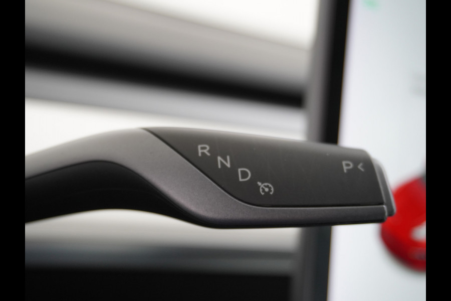 Tesla Model 3 RWD+ 60kWh 325PK **LFP ACCU** Ivoor Interieur 19"Lmv FSD-3 Comp. AutoPilot Leder PanoDak Adaptive-Cruise Lmv Camera's Elektr.-St Navi LED Comfortstoelen ACC DAB Keyless en Voorverwarmen interieur via App One-Pedal-Drive In zeer nette staat! Origineel Nederlandse auto tot 11kw laden thuis! Garantie Accu tot 30-6-2029 max 160.000km