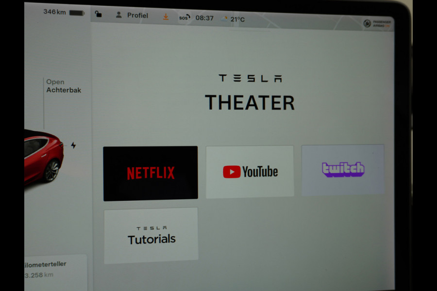 Tesla Model 3 RWD+ 60kWh 325PK **LFP ACCU** Ivoor Interieur 19"Lmv FSD-3 Comp. AutoPilot Leder PanoDak Adaptive-Cruise Lmv Camera's Elektr.-St Navi LED Comfortstoelen ACC DAB Keyless en Voorverwarmen interieur via App One-Pedal-Drive In zeer nette staat! Origineel Nederlandse auto tot 11kw laden thuis! Garantie Accu tot 30-6-2029 max 160.000km