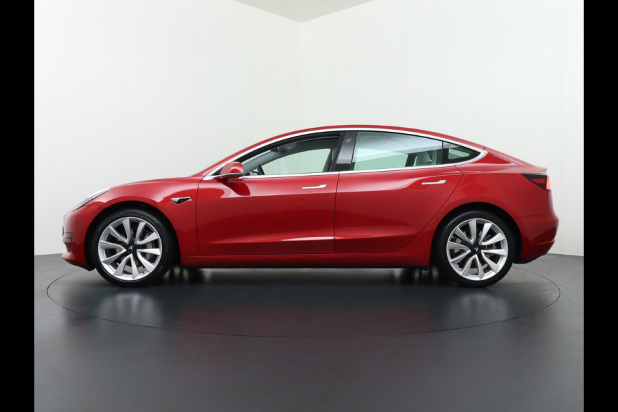 Tesla Model 3 RWD+ 60kWh 325PK **LFP ACCU** Ivoor Interieur 19"Lmv FSD-3 Comp. AutoPilot Leder PanoDak Adaptive-Cruise Lmv Camera's Elektr.-St Navi LED Comfortstoelen ACC DAB Keyless en Voorverwarmen interieur via App One-Pedal-Drive In zeer nette staat! Origineel Nederlandse auto tot 11kw laden thuis! Garantie Accu tot 30-6-2029 max 160.000km