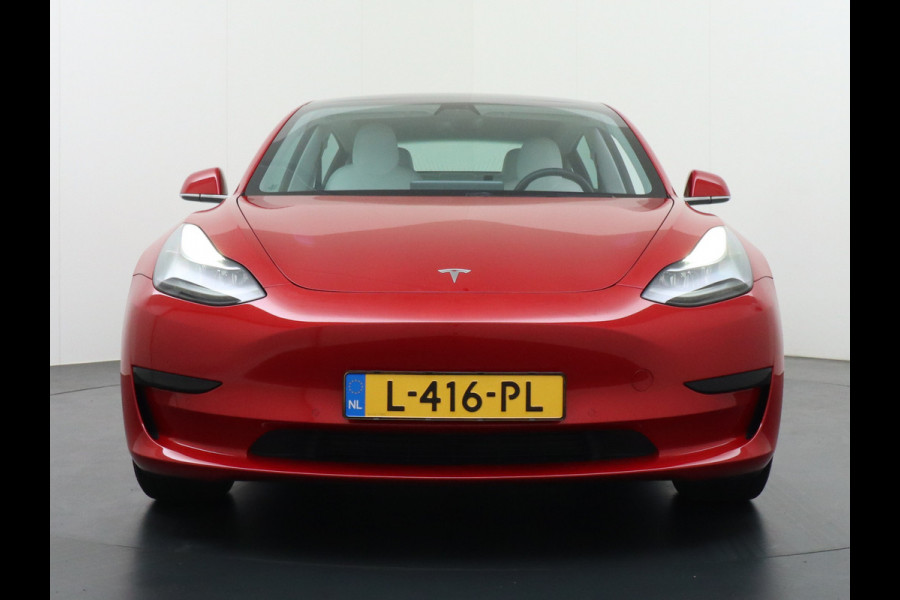 Tesla Model 3 RWD+ 60kWh 325PK **LFP ACCU** Ivoor Interieur 19"Lmv FSD-3 Comp. AutoPilot Leder PanoDak Adaptive-Cruise Lmv Camera's Elektr.-St Navi LED Comfortstoelen ACC DAB Keyless en Voorverwarmen interieur via App One-Pedal-Drive In zeer nette staat! Origineel Nederlandse auto tot 11kw laden thuis! Garantie Accu tot 30-6-2029 max 160.000km