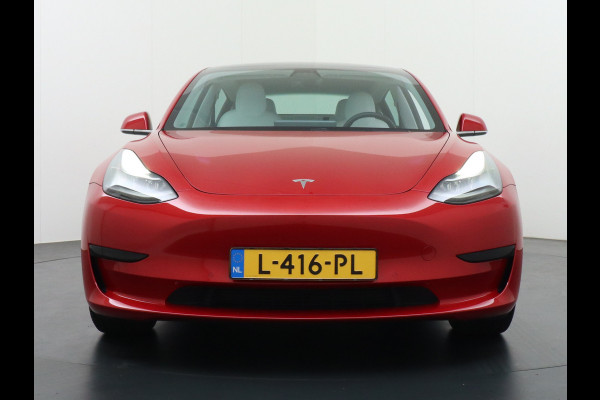 Tesla Model 3 RWD+ 60kWh 325PK **LFP ACCU** Ivoor Interieur 19"Lmv FSD-3 Comp. AutoPilot Leder PanoDak Adaptive-Cruise Lmv Camera's Elektr.-St Navi LED Comfortstoelen ACC DAB Keyless en Voorverwarmen interieur via App One-Pedal-Drive In zeer nette staat! Origineel Nederlandse auto tot 11kw laden thuis! Garantie Accu tot 30-6-2029 max 160.000km