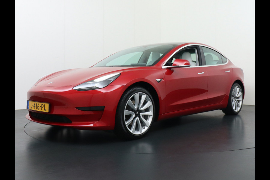 Tesla Model 3 RWD+ 60kWh 325PK **LFP ACCU** Ivoor Interieur 19"Lmv FSD-3 Comp. AutoPilot Leder PanoDak Adaptive-Cruise Lmv Camera's Elektr.-St Navi LED Comfortstoelen ACC DAB Keyless en Voorverwarmen interieur via App One-Pedal-Drive In zeer nette staat! Origineel Nederlandse auto tot 11kw laden thuis! Garantie Accu tot 30-6-2029 max 160.000km