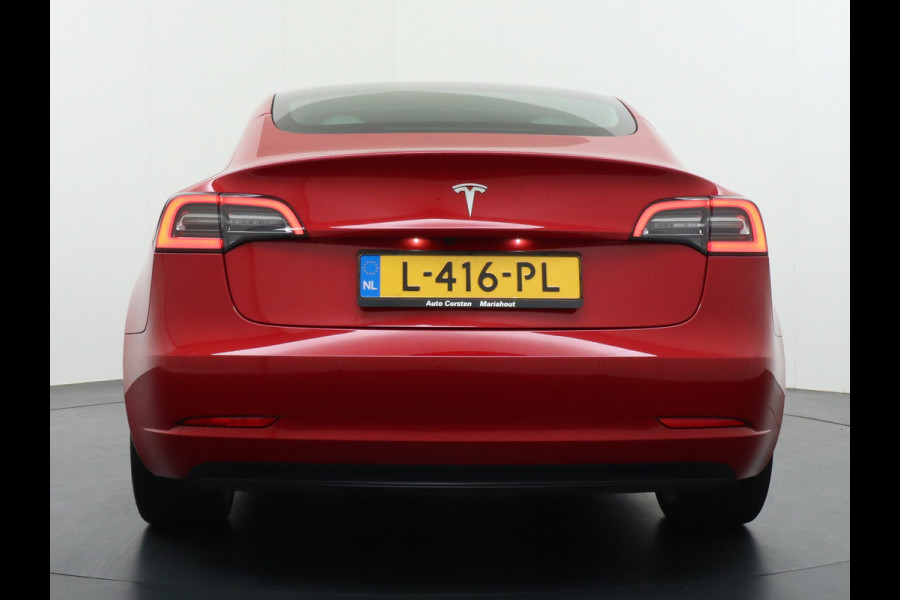 Tesla Model 3 RWD+ 60kWh 325PK **LFP ACCU** Ivoor Interieur 19"Lmv FSD-3 Comp. AutoPilot Leder PanoDak Adaptive-Cruise Lmv Camera's Elektr.-St Navi LED Comfortstoelen ACC DAB Keyless en Voorverwarmen interieur via App One-Pedal-Drive In zeer nette staat! Origineel Nederlandse auto tot 11kw laden thuis! Garantie Accu tot 30-6-2029 max 160.000km