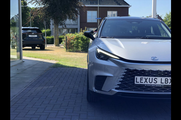 Lexus LBX 1.5 Hybrid Emotion Bi Tone | Leer, Stoel + Stuurverwarming, Parkeersensoren, Dodehoekherkenning
