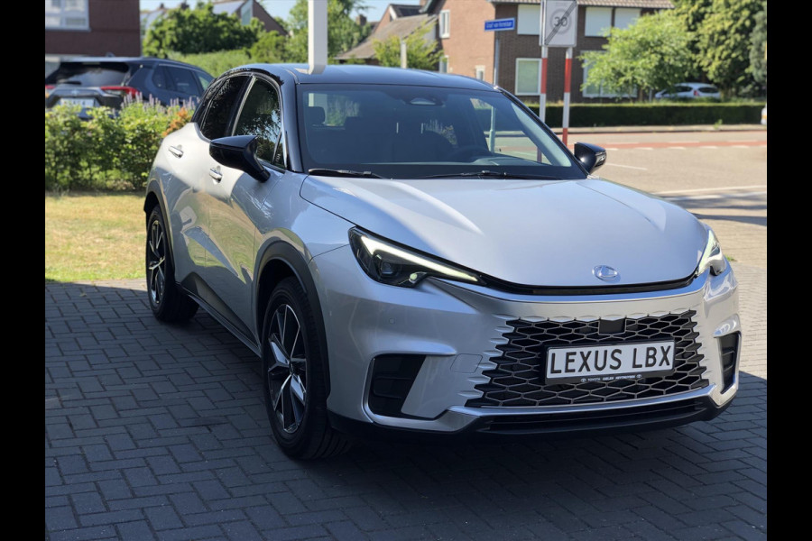Lexus LBX 1.5 Hybrid Emotion Bi Tone | Leer, Stoel + Stuurverwarming, Parkeersensoren, Dodehoekherkenning