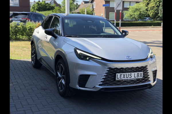 Lexus LBX 1.5 Hybrid Emotion Bi Tone | Leer, Stoel + Stuurverwarming, Parkeersensoren, Dodehoekherkenning