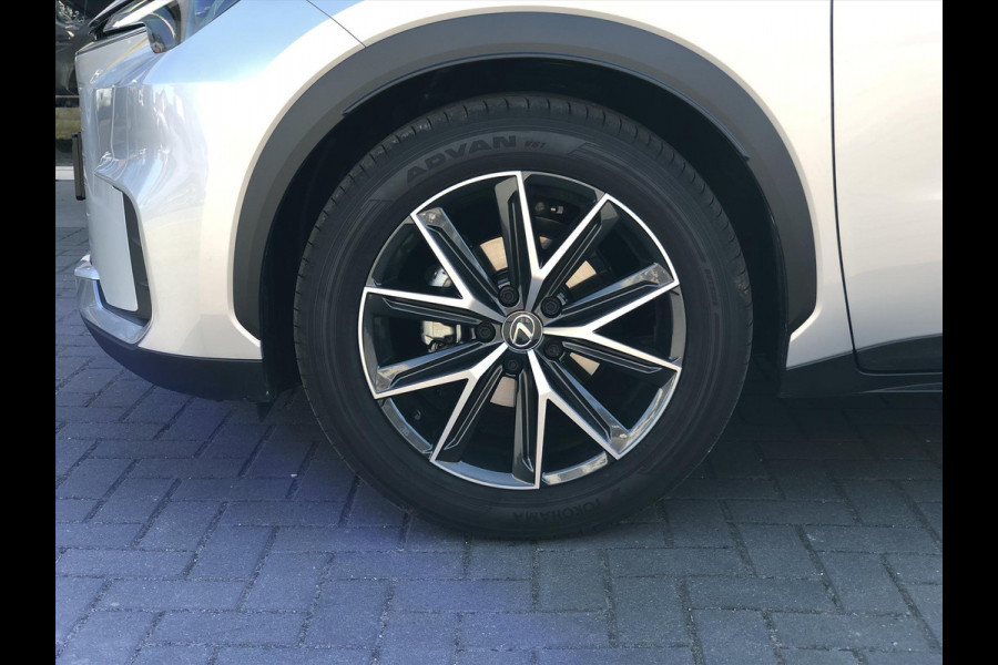 Lexus LBX 1.5 Hybrid Emotion Bi Tone | Leer, Stoel + Stuurverwarming, Parkeersensoren, Dodehoekherkenning