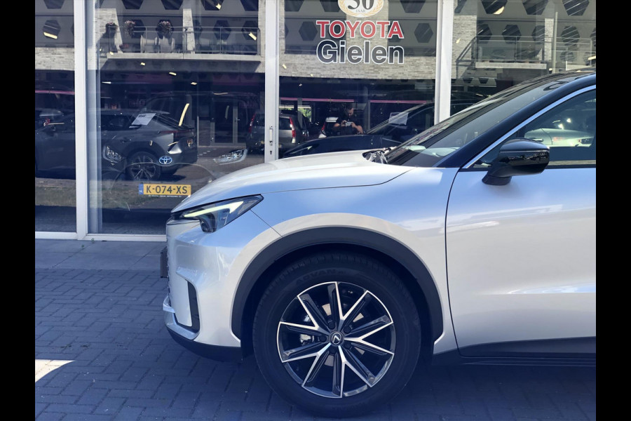 Lexus LBX 1.5 Hybrid Emotion Bi Tone | Leer, Stoel + Stuurverwarming, Parkeersensoren, Dodehoekherkenning
